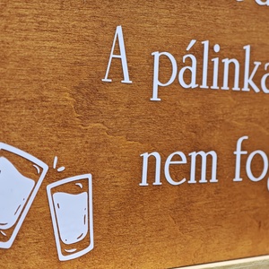 Nézelődünk, nézelődünk, a pálinka meg nem fogy tábla - esküvő - dekoráció - tábla & jelzés - Meska.hu