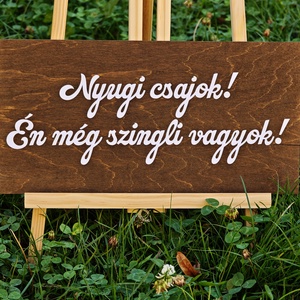 Esküvői  tábla  Nyugi csajok, én még szingli vagyok - Meska.hu