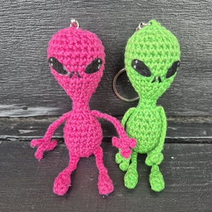 Uv Rózsaszín Ufo horgolt kulcstartó - táska & tok - kulcstartó & táskadísz - kulcstartó - Meska.hu