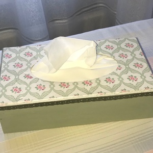 Fa papírzsebkendő tartó - pasztell zöld és rózsák , Otthon & Életmód, Tárolás & Rendszerezés, Zsebkendőtartó, Festett tárgyak, MESKA