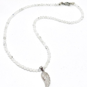 Choker nyaklánc szivárvány holdkővel és angyalszárnnyal, Ékszer, Nyaklánc, Medálos nyaklánc, Ékszerkészítés, Gyöngyfűzés, gyöngyhímzés, MESKA