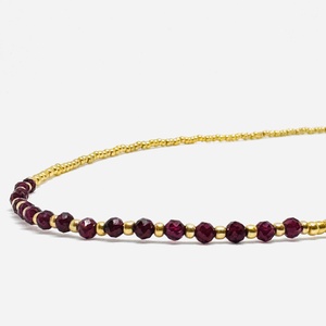 Gránát choker aranyszínű kásagyönggyel - ékszer - nyaklánc - medál nélküli nyaklánc - Meska.hu