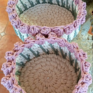 Horgolt tulipán mintás kosár szett  2 darabos - otthon & életmód - tárolás & rendszerezés - tárolókosár - Meska.hu