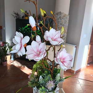 Magnólia kompozíció különleges kerámiakaspóban , Otthon & Életmód, Dekoráció, Asztal és polc dekoráció, Asztaldísz, Virágkötés, MESKA