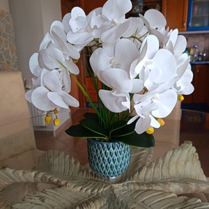 Elegáns fehér orchidea kompozíció � kék kaspóban (5 szálas), Otthon & Életmód, Dekoráció, Asztal és polc dekoráció, Asztaldísz, Virágkötés, MESKA