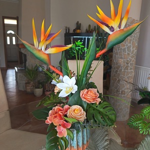 Papagájvirágos kompozíció , Otthon & Életmód, Dekoráció, Asztal és polc dekoráció, Asztaldísz, Virágkötés, Szeretnél egy kis egzotikumot az otthonodba, de nincs időd a növénygondozásra? Ez a kézzel készült,..., MESKA