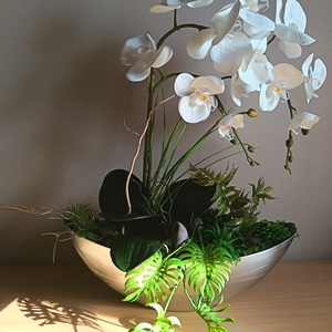 Élethű orchidea dekoráció ezüst csónakkaspóban - otthon & életmód - dekoráció - asztal és polc dekoráció - asztaldísz - Meska.hu