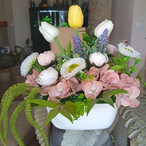 Tavaszi asztaldísz tulipánnal, boglárkával és gyöngyikével, Otthon & Életmód, Dekoráció, Asztal és polc dekoráció, Asztaldísz, Virágkötés, Romantikus hangulatú, kézzel készített virágkompozíció elegáns fehér kerámiakaspóban. A díszben sár..., MESKA