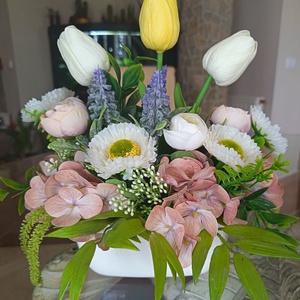 Tavaszi asztaldísz tulipánnal, boglárkával és gyöngyikével - otthon & életmód - dekoráció - asztal és polc dekoráció - asztaldísz - Meska.hu