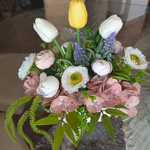 Tavaszi asztaldísz tulipánnal, boglárkával és gyöngyikével - otthon & életmód - dekoráció - asztal és polc dekoráció - asztaldísz - Meska.hu