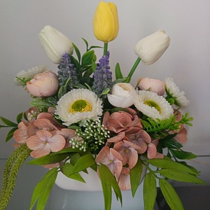 Tavaszi asztaldísz tulipánnal, boglárkával és gyöngyikével - otthon & életmód - dekoráció - asztal és polc dekoráció - asztaldísz - Meska.hu