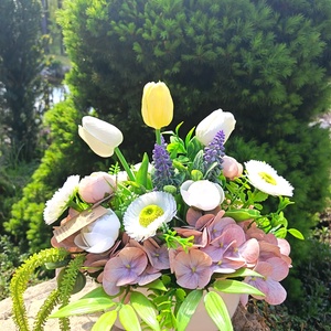 Tavaszi asztaldísz tulipánnal, boglárkával és gyöngyikével - Meska.hu