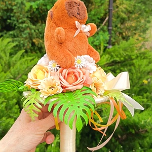 Ovis/bölcsis ballagási csokor plüss capybarával kislányoknak - otthon & életmód - virágdekoráció - virágok - virágcsokor - Meska.hu