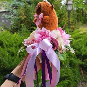 Ovis-bölcsis ballagási csokor plüss capybarával  - otthon & életmód - virágdekoráció - virágok - virágcsokor - Meska.hu