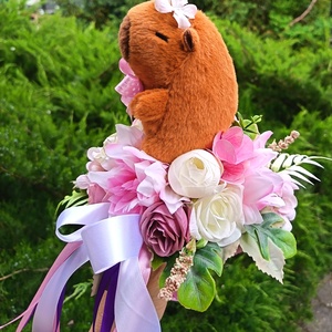 Ovis-bölcsis ballagási csokor plüss capybarával  - otthon & életmód - virágdekoráció - virágok - virágcsokor - Meska.hu