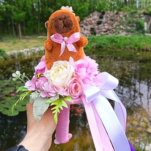 Ovis-bölcsis ballagási csokor plüss capybarával  - otthon & életmód - virágdekoráció - virágok - virágcsokor - Meska.hu