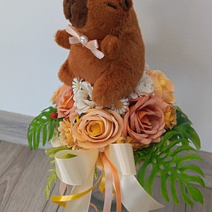 Ovis/bölcsis ballagási csokor plüss capybarával kislányoknak - otthon & életmód - virágdekoráció - virágok - virágcsokor - Meska.hu