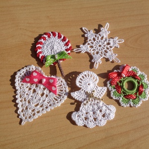 Horgolt karácsonyfa díszek, ajándékkísérők (5 db) - dekorációs csomag - karácsony - karácsonyi ajándékozás - karácsonyi képeslap, üdvözlőlap, ajándékkísérő - Meska.hu