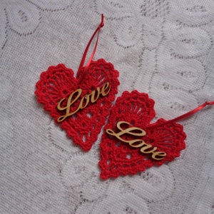 Piros horgolt szív  - otthon & életmód - lakástextil - abrosz, terítő - díszterítő polcra, komódra - Meska.hu