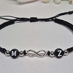 Monogramos karkötő, végtelen szimbólummal, Ékszer, Karkötő, Karkötő medállal, Csomózás, Egy apró ékszer, amely a legszebb történeteket meséli el. Ez a kézzel készített, fekete fonott kark..., MESKA