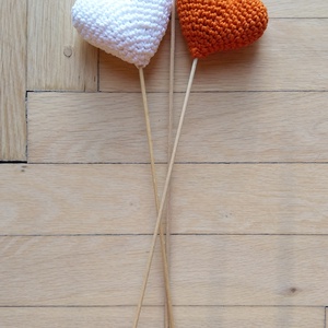 Horgolt 3D amigurumi szív pálcán - narancs - esküvő - dekoráció - helyszíni dekor - Meska.hu