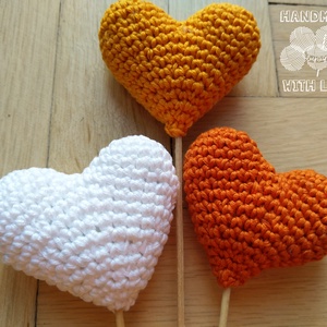 Horgolt 3D amigurumi szív pálcán - narancs - esküvő - dekoráció - helyszíni dekor - Meska.hu