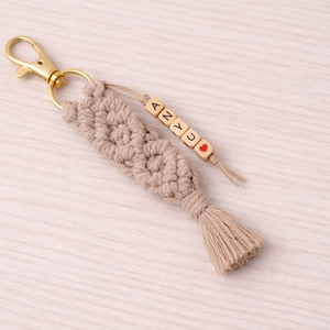 Makramé kulcstartó névvel� tejeskávé - Meska.hu