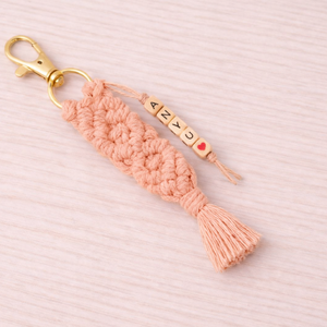 Makramé kulcstartó névvel� rózsaszín - Meska.hu