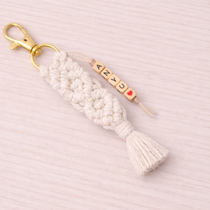 Makramé kulcstartó névvel� fehér - Meska.hu