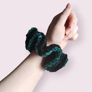 Bársony scrunchie - Méreg - ruha & divat - hajdísz & hajcsat - hajgumi - Meska.hu