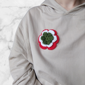 Horgolt 3D virágos kokárda kitűző - ékszer - kitűző és bross - Meska.hu