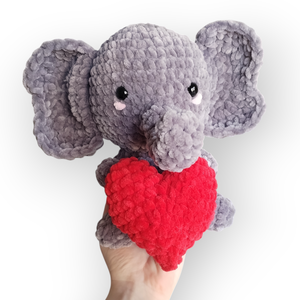 Horgolt Valentin-napi kiselefánt szívvel - Meska.hu