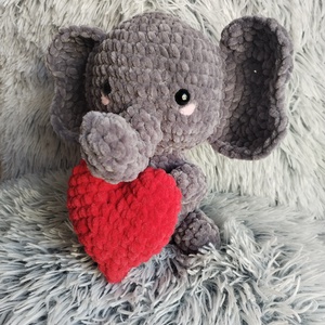 Horgolt Valentin-napi kiselefánt szívvel - játék & sport - plüssállat & játékfigura - elefánt - Meska.hu