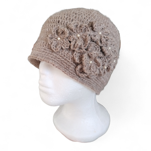 Niki rendelése - Horgolt virágos sapka gyöngyökkel - ruha & divat - sál, sapka, kendő - sapka - Meska.hu