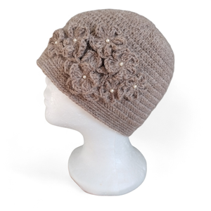 Niki rendelése - Horgolt virágos sapka gyöngyökkel - Meska.hu