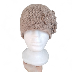 Niki rendelése - Horgolt virágos sapka gyöngyökkel - ruha & divat - sál, sapka, kendő - sapka - Meska.hu