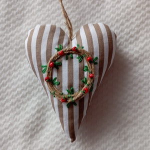 Hímzett koszorúval díszített dekorációs figurák, Otthon & Életmód, Dekoráció, Dísztárgy, Varrás, MESKA