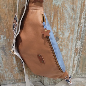 Barna- kék táska. Virág  mintás heveder. Övtáska fazonú műbőr táska, válltáska , vállon átvethető táska, Táska & Tok, Kézitáska & válltáska, Vállon átvethető táska, Varrás, MESKA