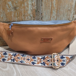 Barna- kék táska. Virág  mintás heveder. Övtáska fazonú műbőr táska, válltáska , vállon átvethető táska - táska & tok - kézitáska & válltáska - vállon átvethető táska - Meska.hu