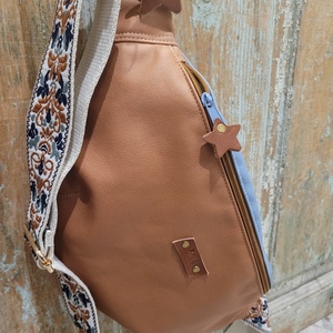 Barna- kék táska. Virág  mintás heveder. Övtáska fazonú műbőr táska, válltáska , vállon átvethető táska - táska & tok - kézitáska & válltáska - vállon átvethető táska - Meska.hu
