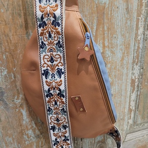 Barna- kék táska. Virág  mintás heveder. Övtáska fazonú műbőr táska, válltáska , vállon átvethető táska - táska & tok - kézitáska & válltáska - vállon átvethető táska - Meska.hu