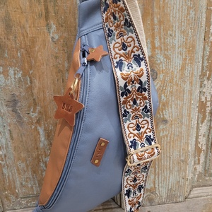Barna- kék táska. Virág  mintás heveder. Övtáska fazonú műbőr táska, válltáska , vállon átvethető táska, Táska & Tok, Kézitáska & válltáska, Vállon átvethető táska, Varrás, MESKA