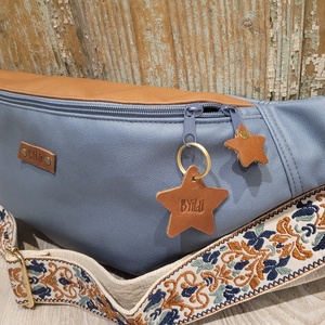 Barna- kék táska. Virág  mintás heveder. Övtáska fazonú műbőr táska, válltáska , vállon átvethető táska - táska & tok - kézitáska & válltáska - vállon átvethető táska - Meska.hu