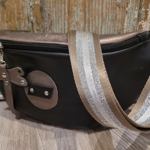 Fekete-óarany valódi bőr táska. Ezüstös csillog heveder. Övtáska fazonú valóbőr táska, válltáska, vállon átvethető táska - táska & tok - kézitáska & válltáska - vállon átvethető táska - Meska.hu