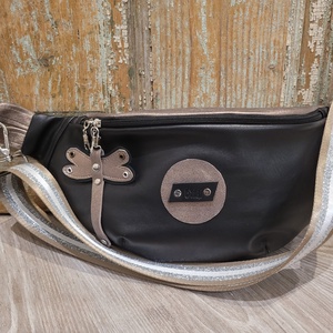 Fekete-óarany valódi bőr táska. Ezüstös csillog heveder. Övtáska fazonú valóbőr táska, válltáska, vállon átvethető táska - Meska.hu