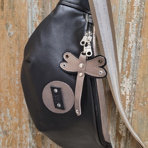 Fekete-óarany valódi bőr táska. Ezüstös csillog heveder. Övtáska fazonú valóbőr táska, válltáska, vállon átvethető táska - táska & tok - kézitáska & válltáska - vállon átvethető táska - Meska.hu