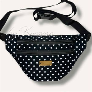 Fekete-fehér pöttyös övtáska / crossbody  klasszikus, mégis játékos - táska & tok - övtáska - Meska.hu
