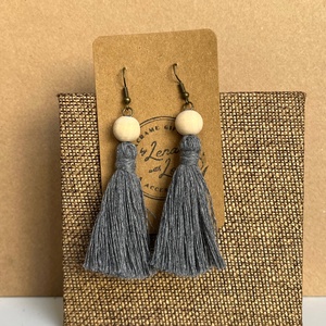 Makramé fülbevaló gyöngyökkel � újrahasznosított pamutból - ékszer - fülbevaló - rojtos fülbevaló - Meska.hu