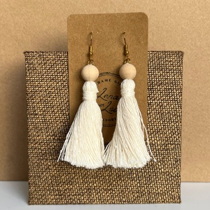 Makramé fülbevaló gyöngyökkel � újrahasznosított pamutból - ékszer - fülbevaló - rojtos fülbevaló - Meska.hu