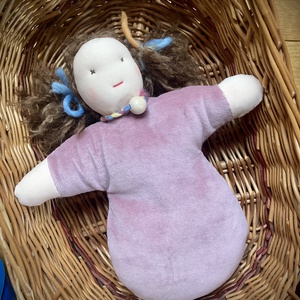 WaldorfART Mályva  Rózsa Waldorf alvóbaba 29 cm  - Meska.hu